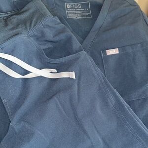 Figs Women’s Dark Harbor Scrub Set. One Pocket Top, Kade Bottom.